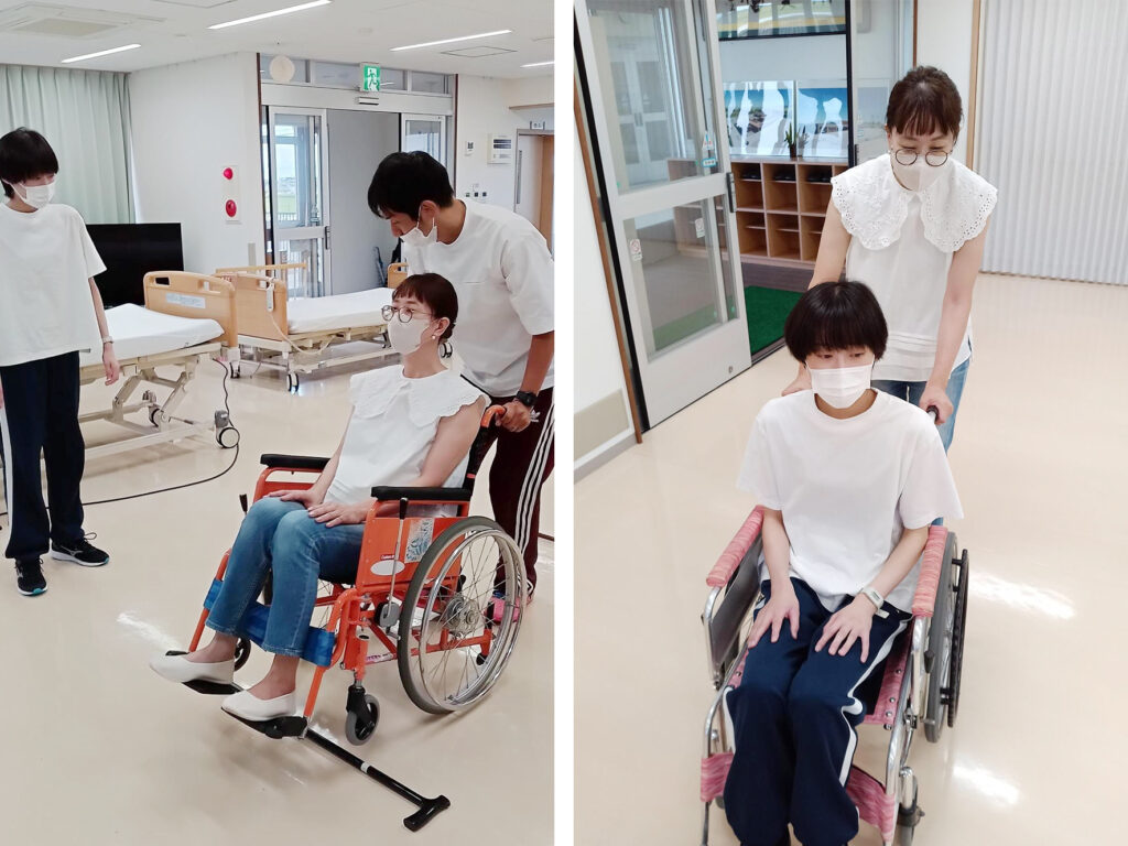段差の超え方を学び、実際に自分でも車椅子介助の練習